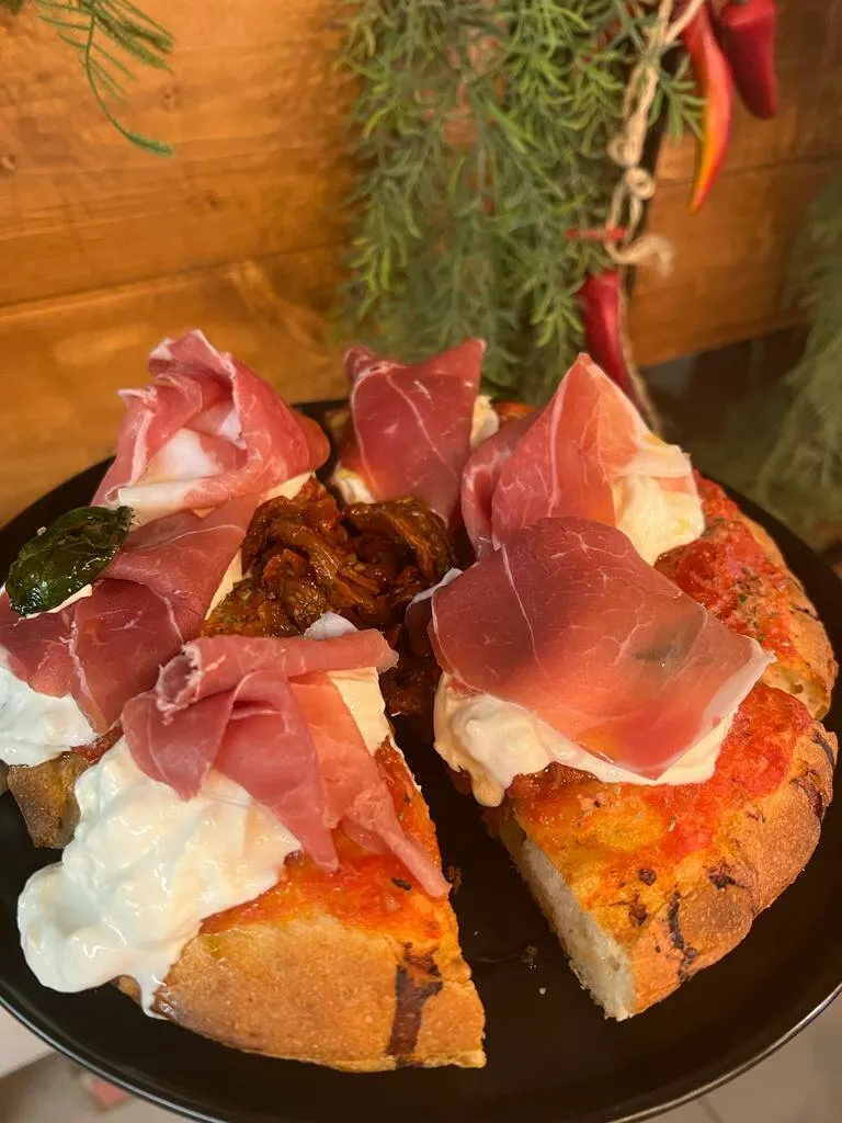 Pizza con prosciutto crudo e stracciatella di Rosso Peperoncino