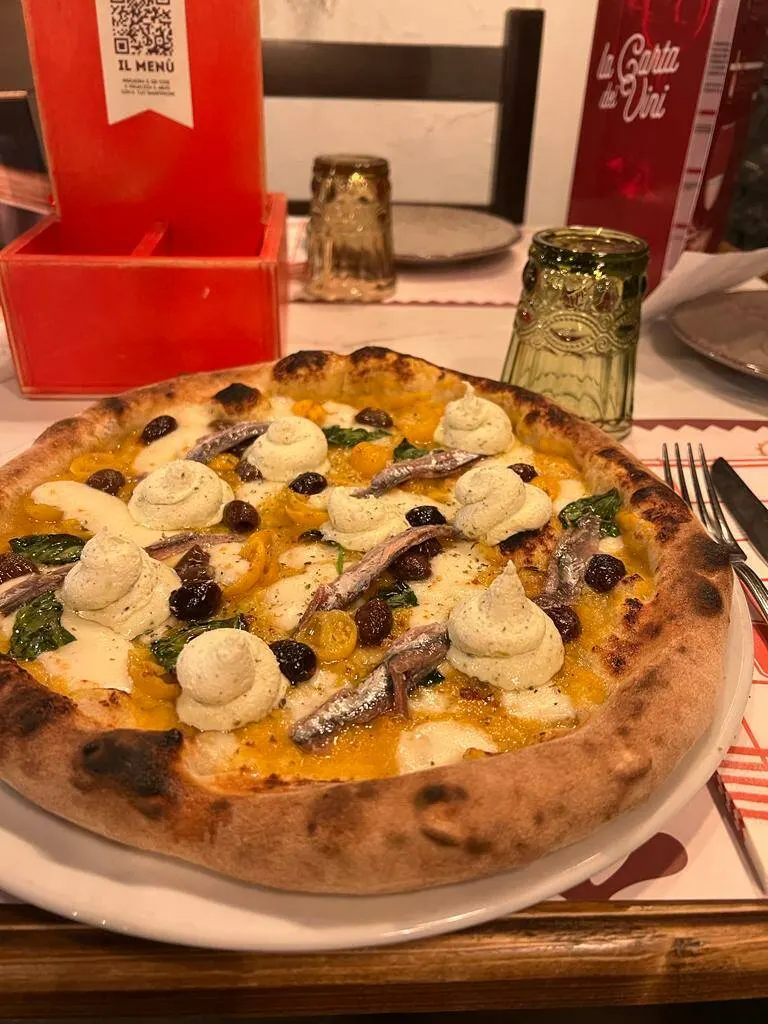 Pizza con datterino giallo, alici e stracciatella
