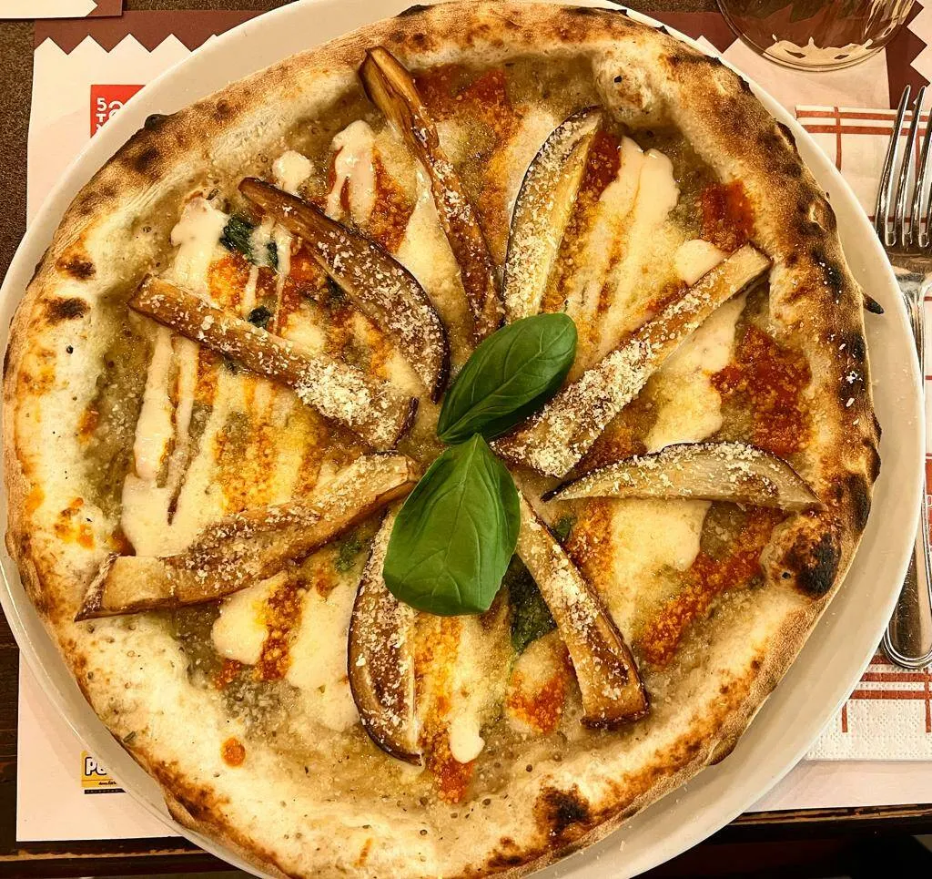 Pizza bianca con chips di melanzane e basilico