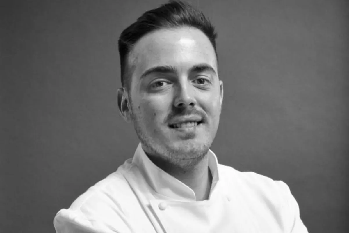 Ritratto in bianco e nero del pizzaiolo Raffaele Forcella